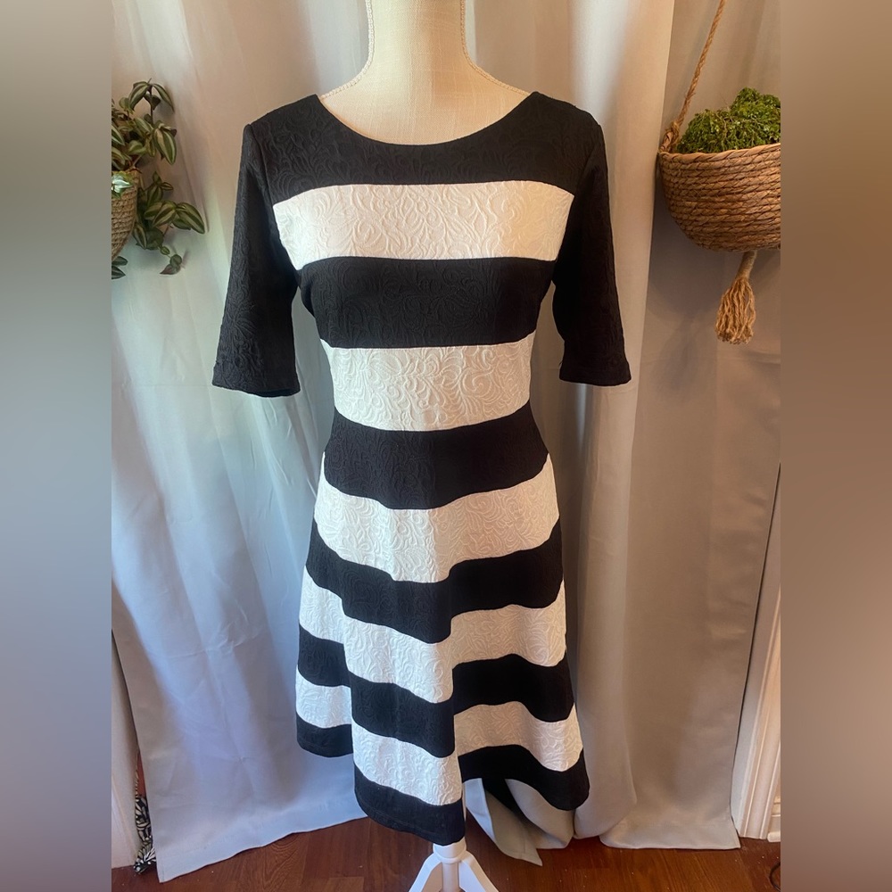 ❌SOLD❌ROBBIE BEE BLACK AND WHITE STRIPED FIT AND FLARE DRESS PL LARGE - Picture 1 of 5
